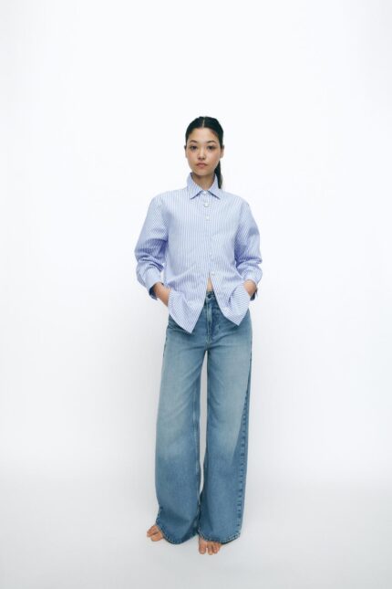 CHEMISE EN POPELINE À RAYURES ET BOUTONS EN MATIÈRES VARIÉES