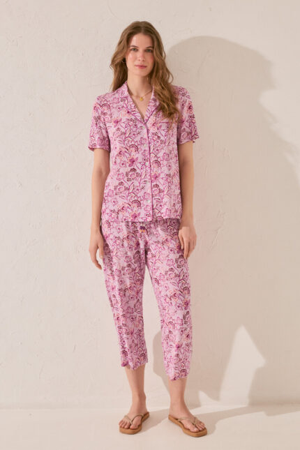 Pyjama chemise capri à imprimé fleurs violettes