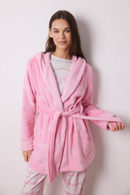 Peignoir rose duveteuse Voisine blonde