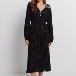 Robe longue en mousseline avec épaules brodées