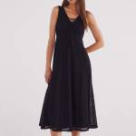 Robe midi en crochet avec encolure à nœud et pompons