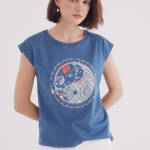 T-shirt graphique à col lacé