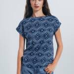 T-shirt boutonnée sur l'épaule imprimée