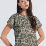 T-shirt boutonnée sur l'épaule imprimée