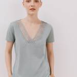 T-shirt à col en V avec bordure