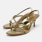 SANDALES À TALONS, BRIDES ET PIÈCE MÉTALLIQUE