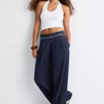 Pantalon satiné à pinces avec ceinture chaîne